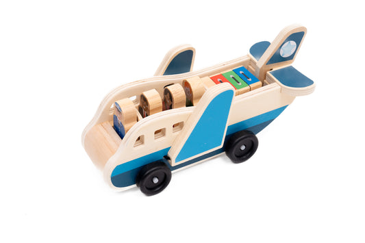 Avión madera con pasajeros y equipaje